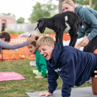 Lauraphotospets hhs goat yoga  -137